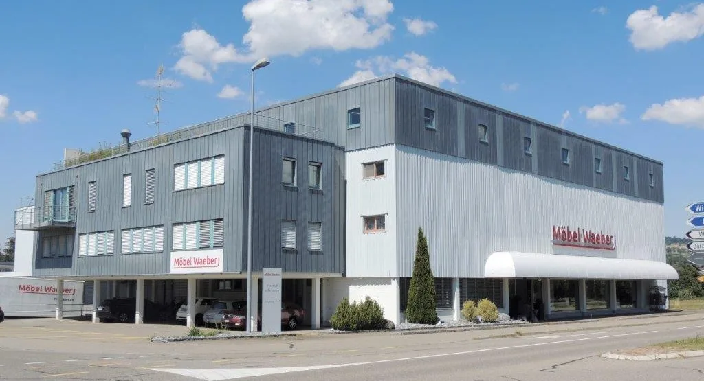 Das Einrichtungshaus Möbel Waeber in Pfäffikon in einer Aussenansicht. Ein dreistöckiger grau-weisser Zweckbau.